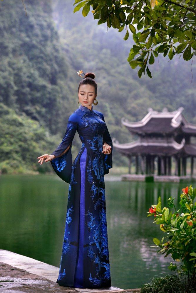 Cảnh đẹp Ninh Bình ẩn hiện trong tà áo dài của NTK Hoàng Ly