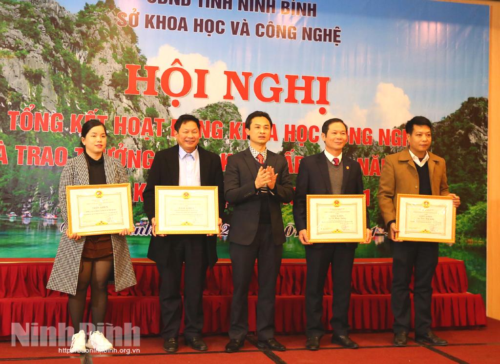 Tổng kết hoạt động khoa học công nghệ và trao thưởng sáng kiến cấp tỉnh