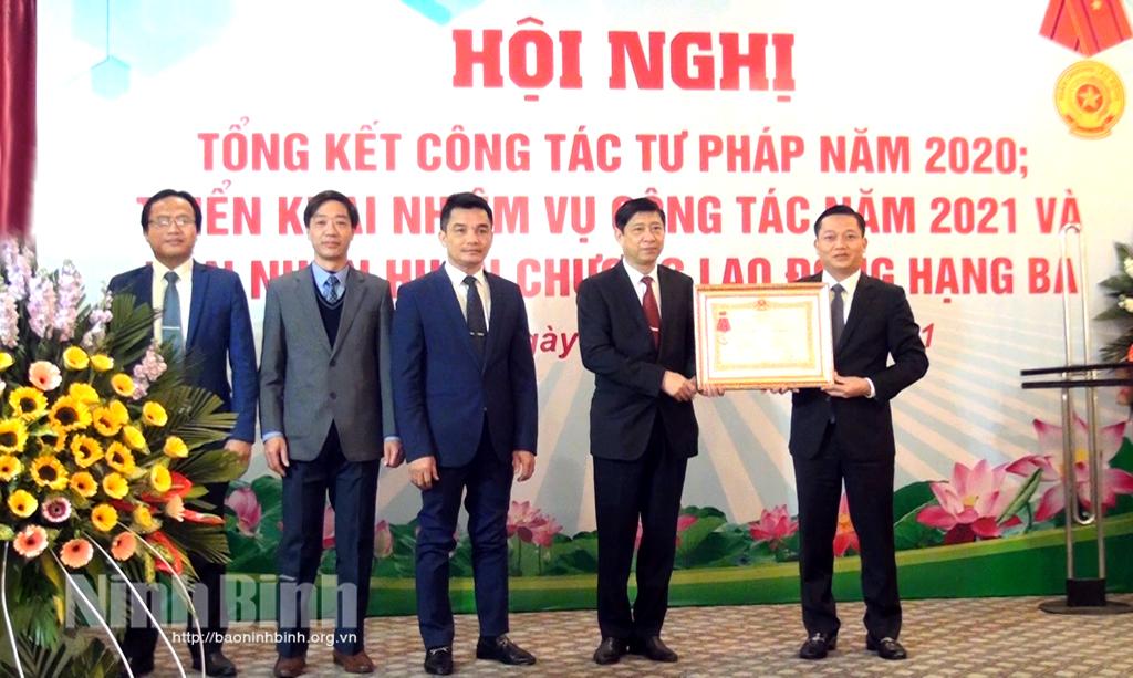 Sở Tư pháp đón nhận Huân chương Lao động hạng Ba