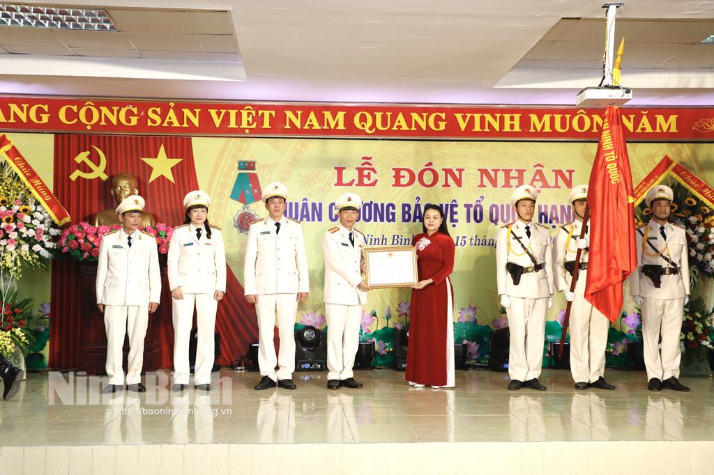 Công an thành phố Ninh Bình đón nhận Huân chương Bảo vệ Tổ quốc hạng Nhất