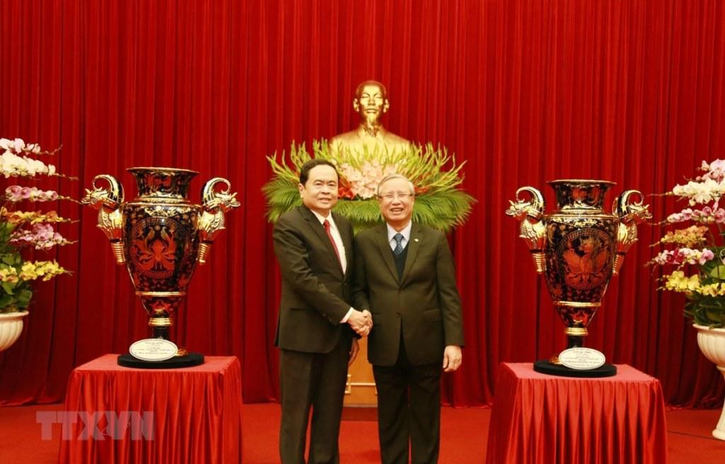 Tiếp nhận Cúp Lạc Hồng tặng Đại hội lần thứ XIII của Đảng