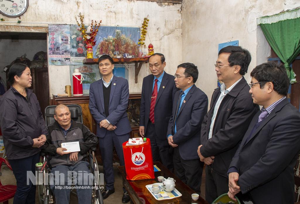 Tặng quà công nhân có hoàn cảnh khó khăn tại Công ty Công nghiệp Hóa chất mỏ Bắc Trung Bộ