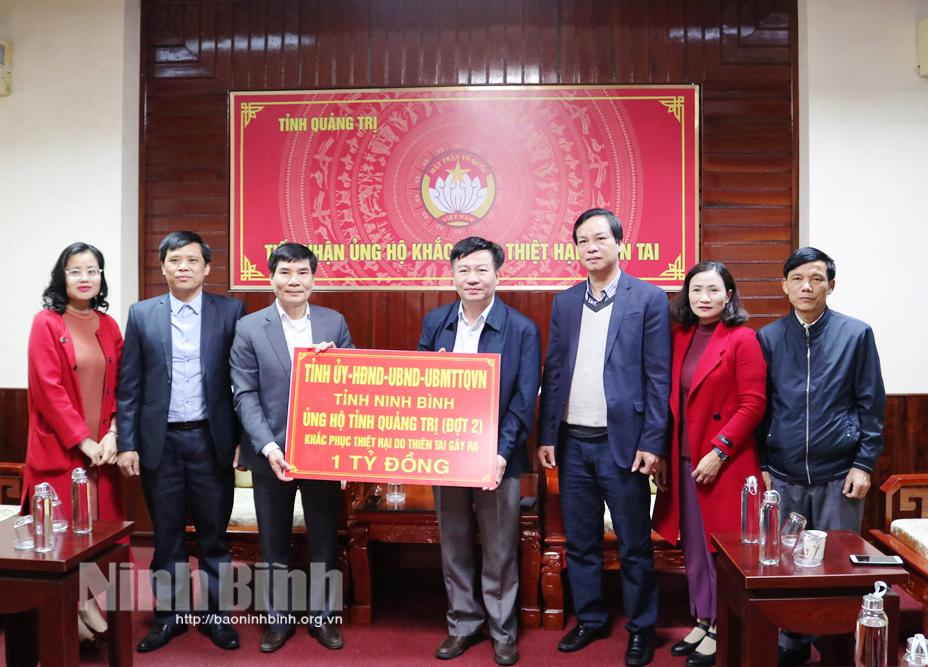 Trao tiền hỗ trợ khắc phục thiệt hại do thiên tai cho nhân dân một số tỉnh miền Trung