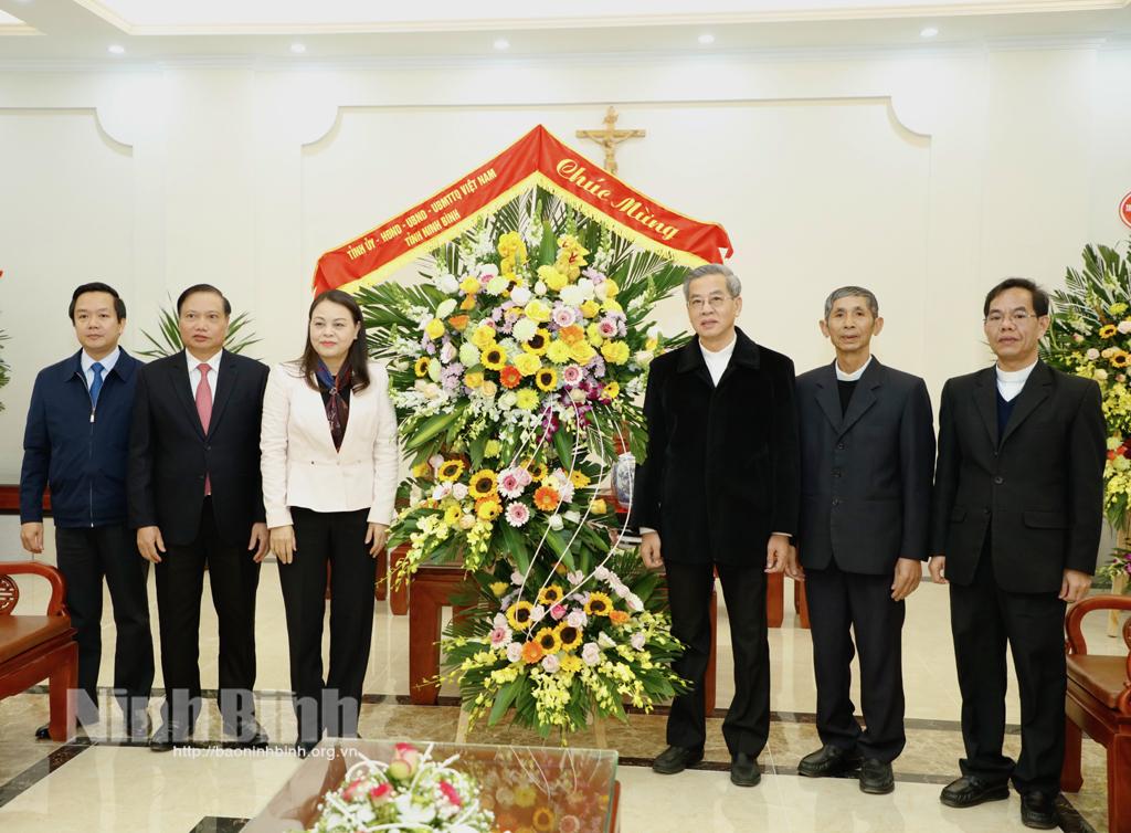 Các đồng chí lãnh đạo tỉnh thăm, chúc mừng Tòa giám mục Phát Diệm