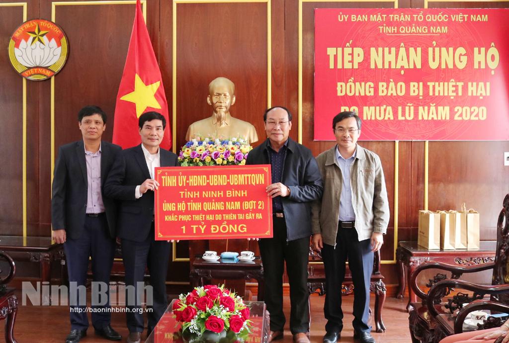 Trao tiền hỗ trợ một số tỉnh miền Trung khắc phục thiên tai
