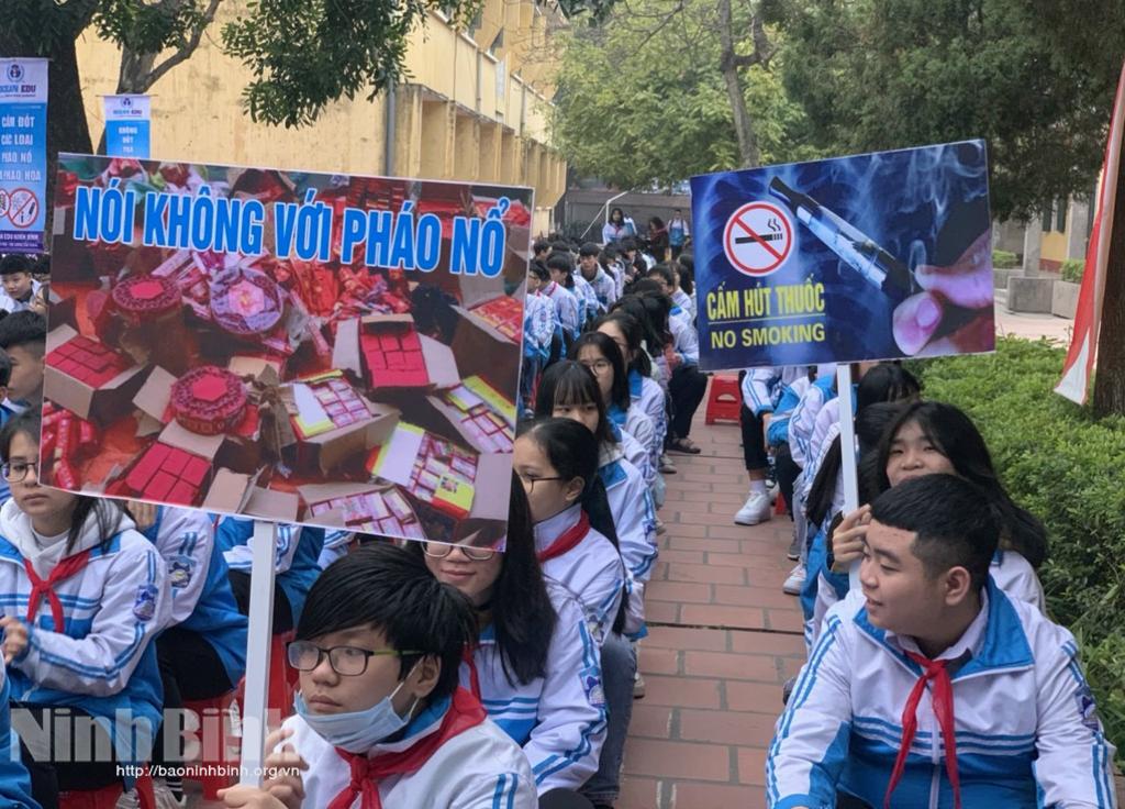 Tích cực tuyên truyền học sinh không sử dụng pháo, vật liệu nổ dịp Tết