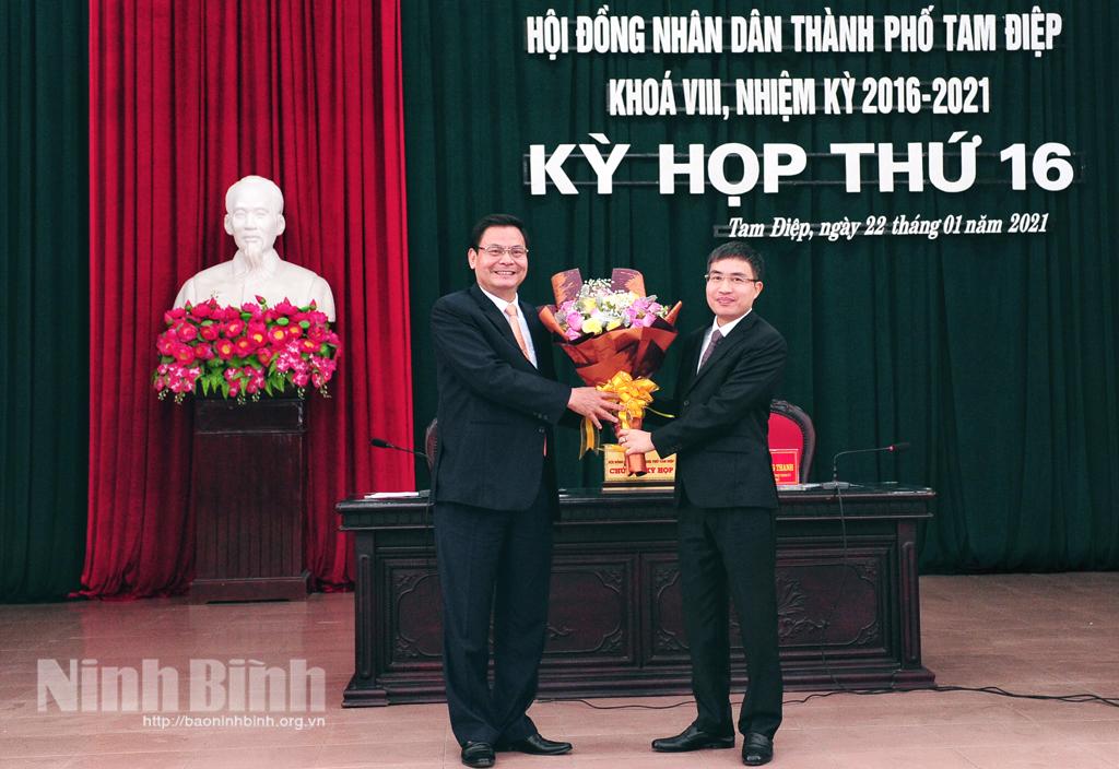 Đồng chí Hoàng Mạnh Hùng được bầu giữ chức Chủ tịch UBND thành phố Tam Điệp