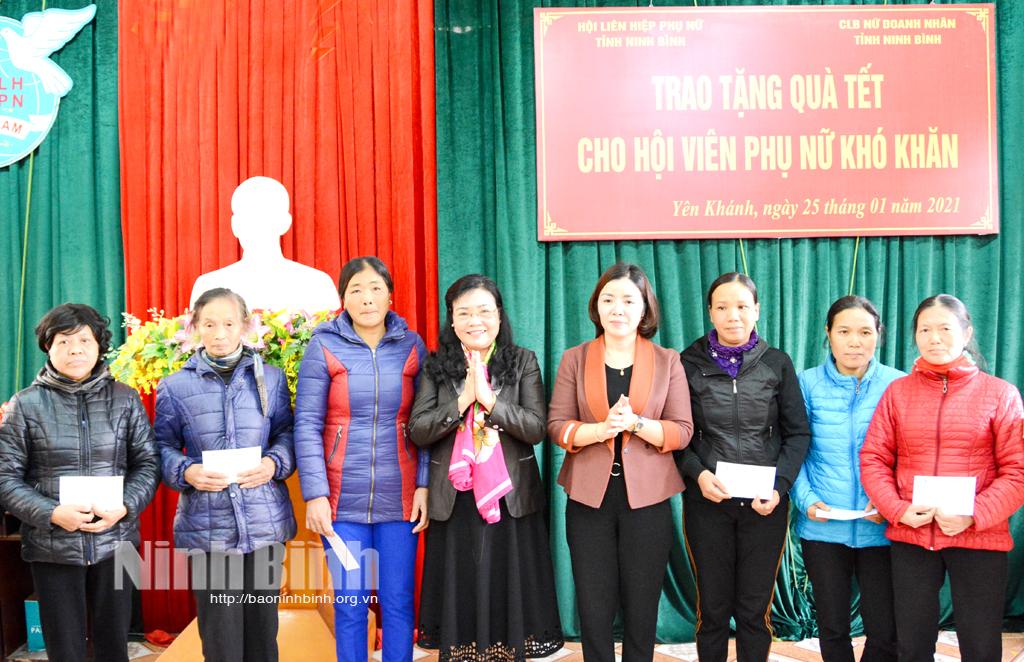 100 suất quà Tết trao tặng hội viên, phụ nữ có hoàn cảnh khó khăn