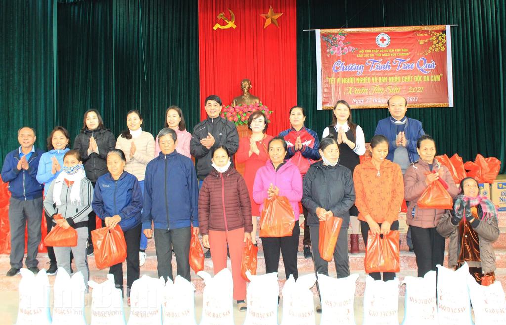 Hội Chữ thập đỏ Kim Sơn tặng 300 suất quà Tết cho người nghèo