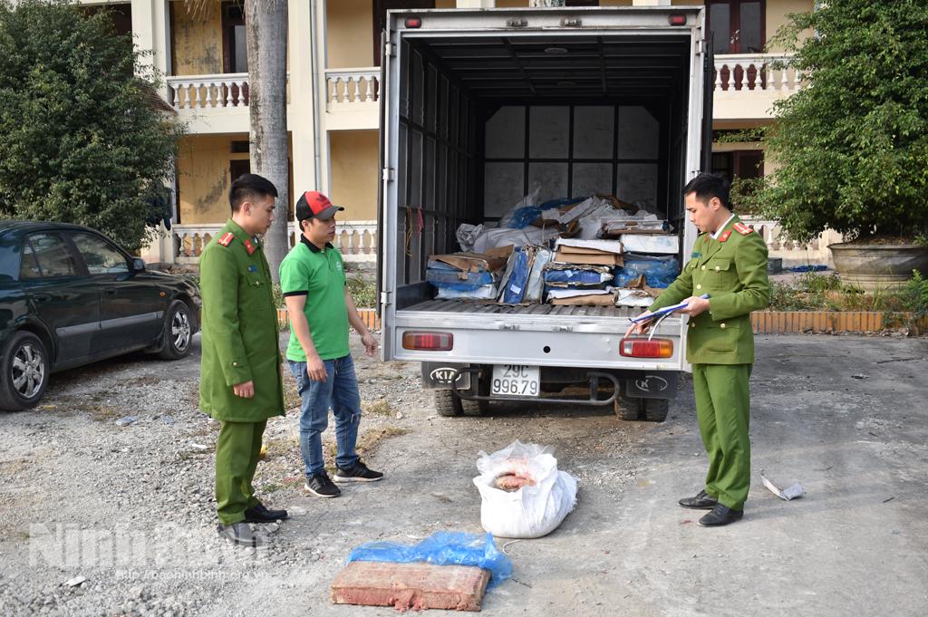 Phát hiện vụ vận chuyển 1,5 tấn thịt ức gà xay đã bị ôi thiu, biến đổi màu sắc, mùi vị