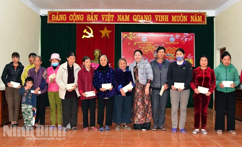 Tặng 70 suất quà cho người nghèo xã Ninh Nhất