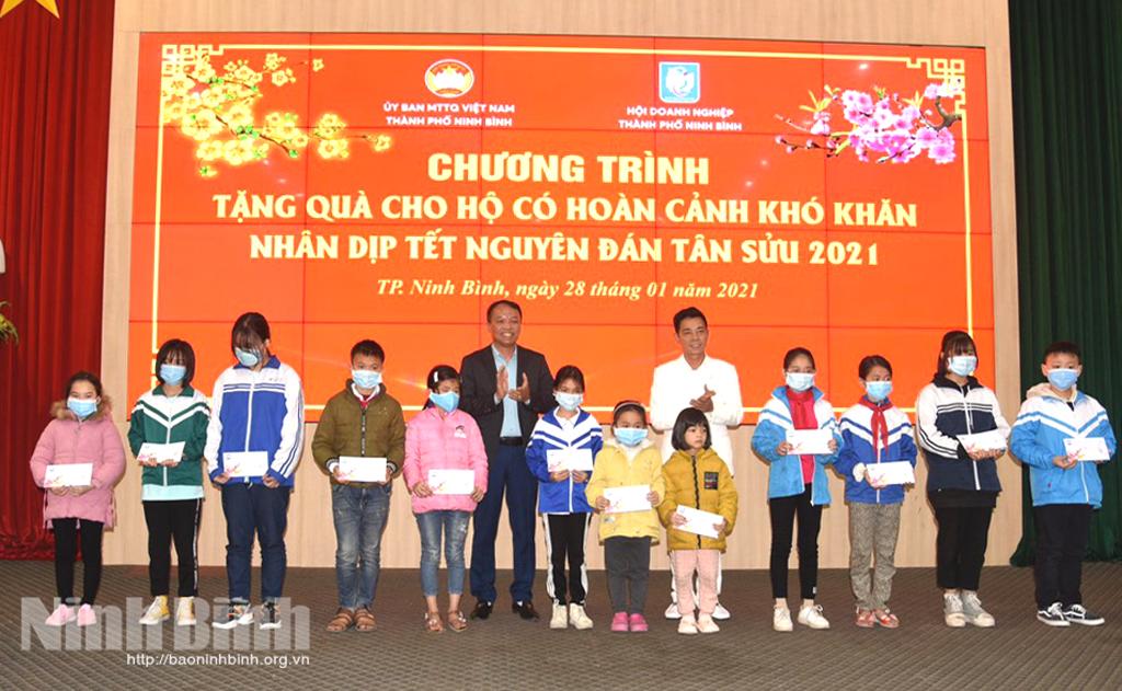 Tặng quà cho hộ có hoàn cảnh khó khăn dịp Tết Nguyên đán Tân Sửu 2021