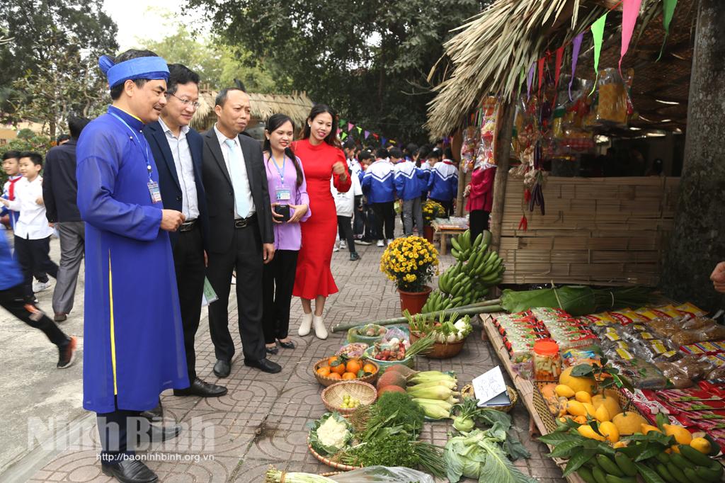 Trưng bày chuyên đề "Không gian chợ Tết xưa"