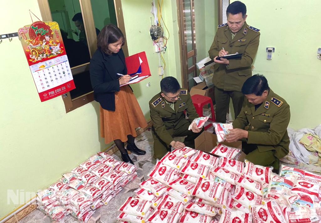 Tạm giữ 400 kg mì chính có dấu hiệu giả mạo nhãn hiệu Ajinomoto