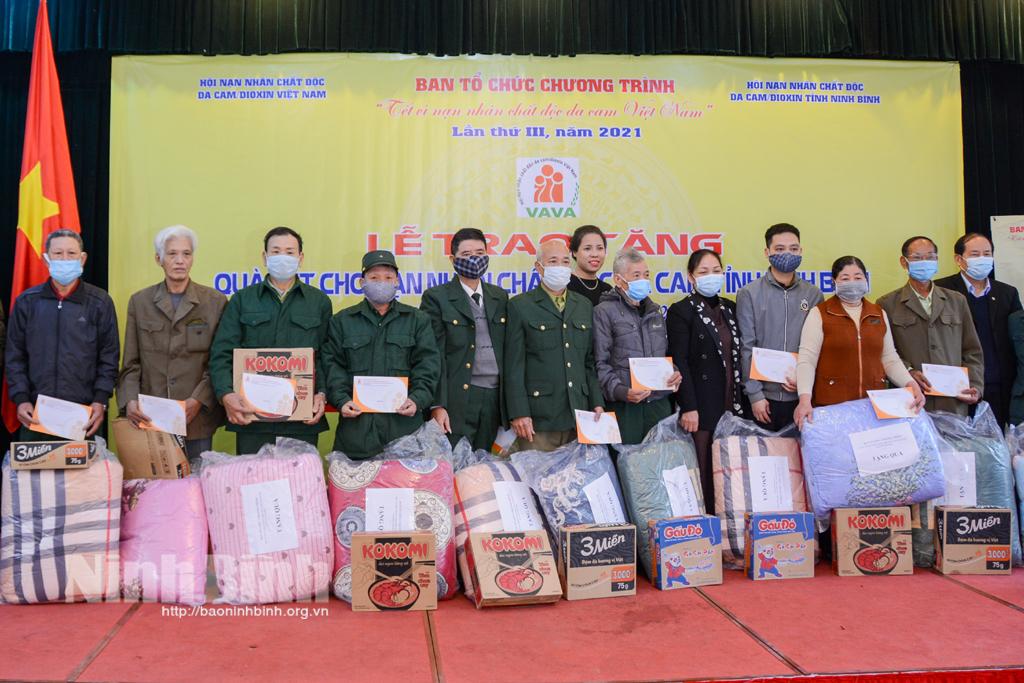 Tặng quà Tết cho nạn nhân chất độc da cam/dioxin