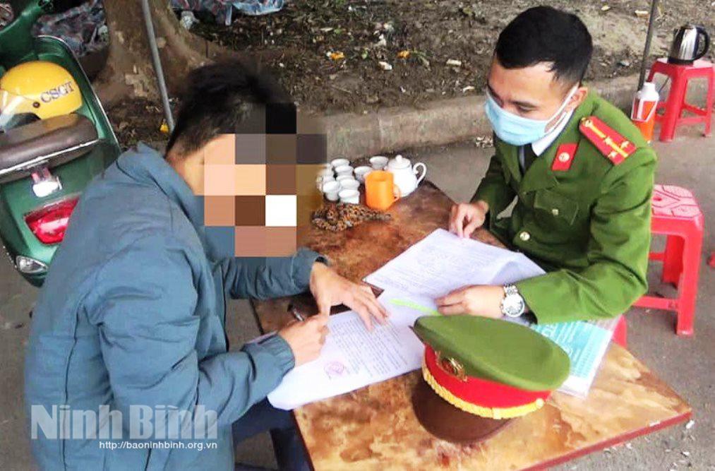 Ninh Bình xử phạt 5 người đi chợ hoa Xuân không đeo khẩu trang 10 triệu đồng