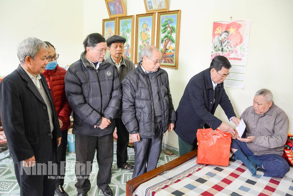 Tặng quà Tết cho các nạn nhân chất độc da cam/dioxin