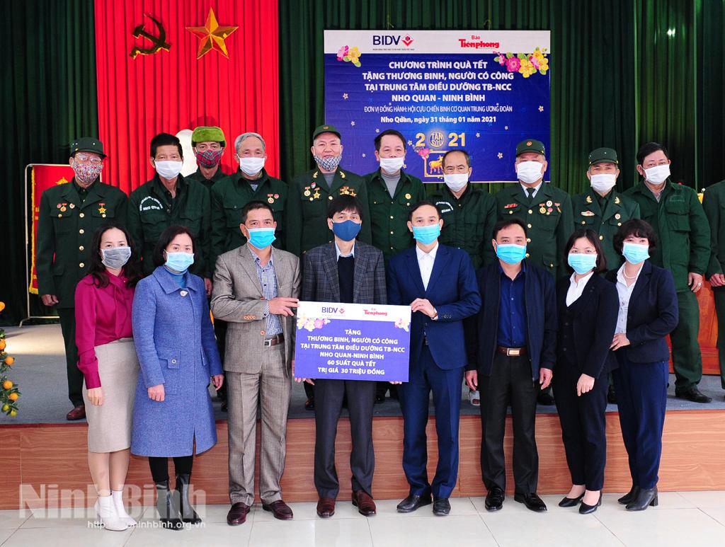 Báo Tiền Phong và BIDV Ninh Bình tặng quà nhân dịp Tết Nguyên đán Tân Sửu