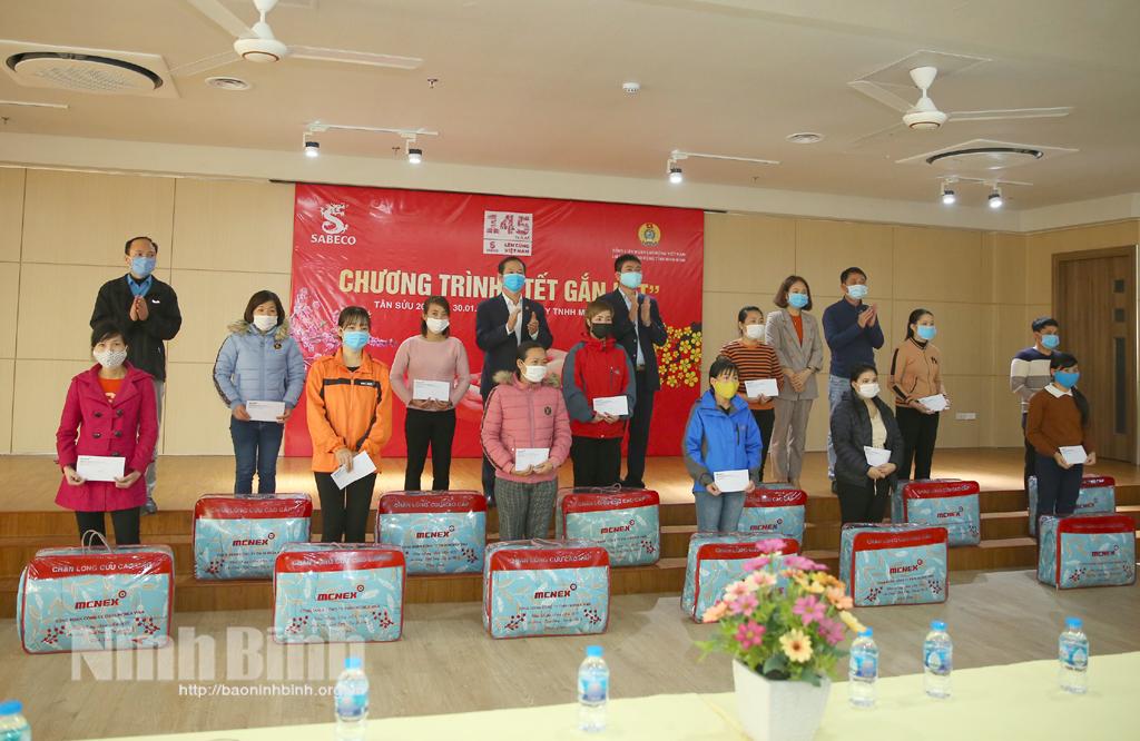 Công đoàn các Khu công nghiệp tỉnh tặng quà Tết cho đoàn viên có hoàn cảnh khó khăn