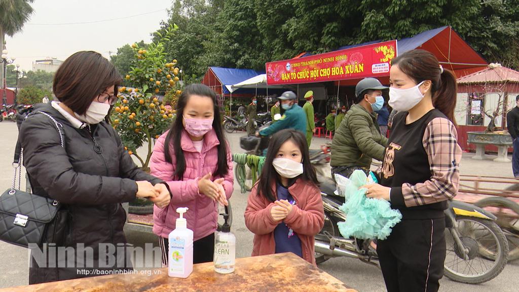 Đẩy mạnh kiểm tra, xử phạt việc không đeo khẩu trang nơi công cộng