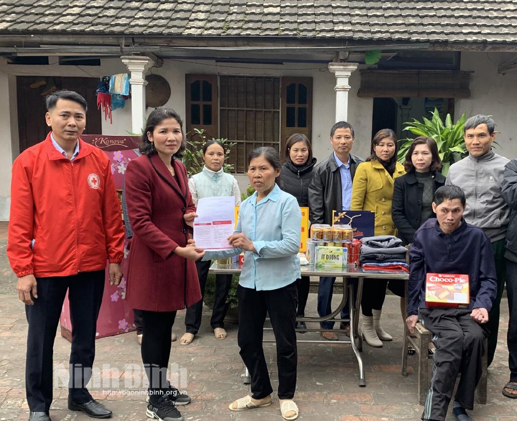 Trao sổ tiết kiệm và tặng quà Tết cho gia đình anh Nguyễn Văn Thạnh