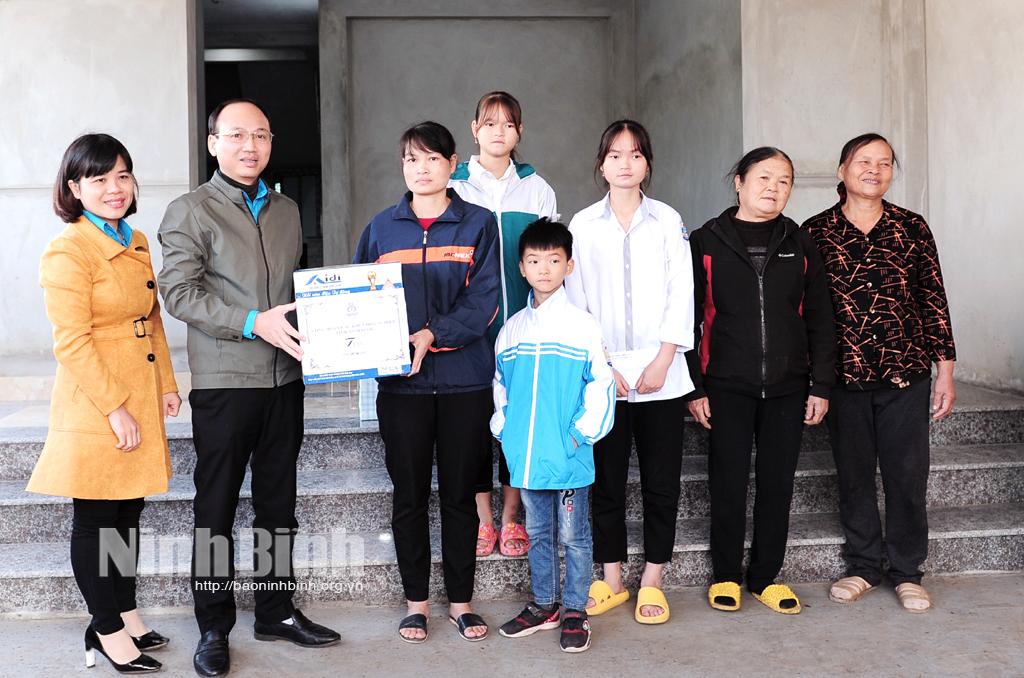 Sát cánh cùng người lao động vượt qua khó khăn