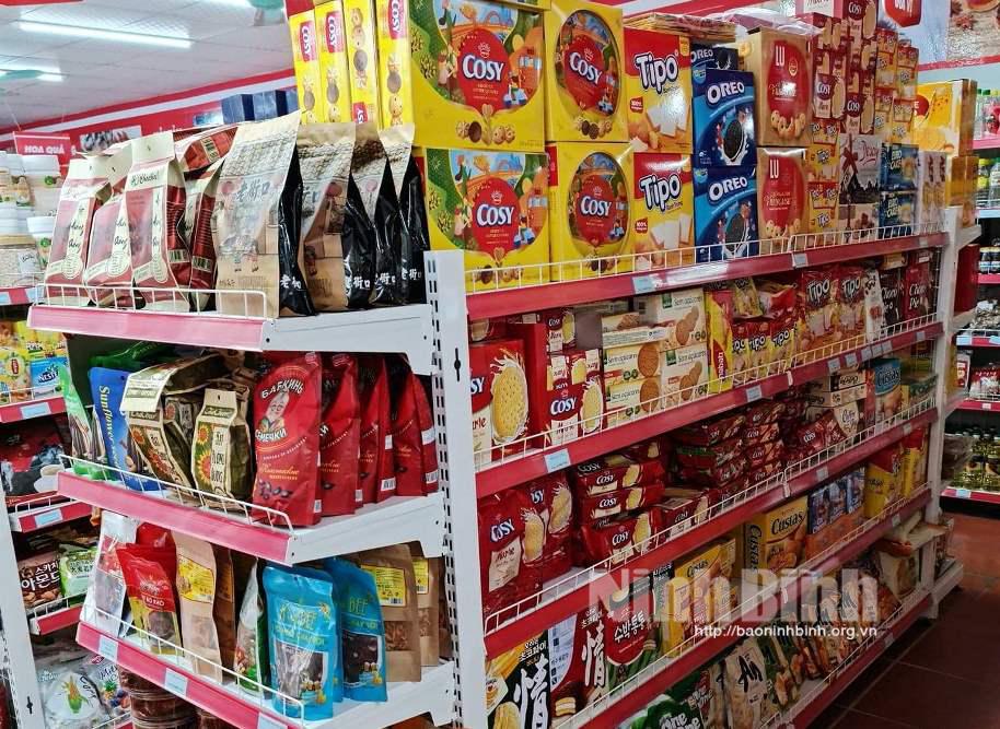 Bánh kẹo phục vụ tết nguyên đán được bày bán nhiều