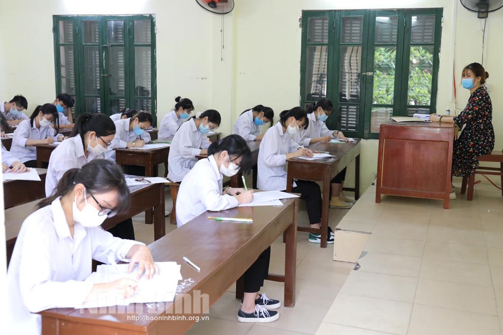 Chi bộ Trường THPT Đinh Tiên Hoàng: Bổ sung nguồn lực trẻ cho Đảng