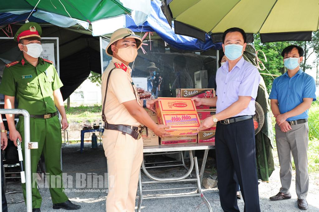 Hội Nông dân tỉnh trao quà nông sản cho các chốt kiểm dịch