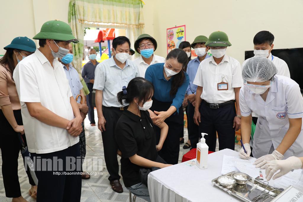 Đồng chí Bí thư Tỉnh ủy kiểm tra công tác tiêm phòng vắc xin COVID-19 tại thành phố Ninh Bình và huyện Hoa Lư