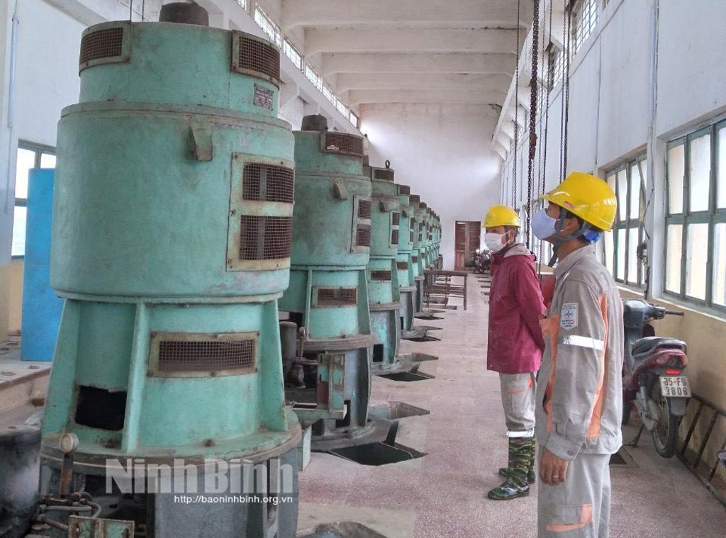 PC Ninh Bình phối hợp với Công ty Khai thác Công trình thủy lợi tỉnh tập trung bơm chống ngập lụt tại địa bàn