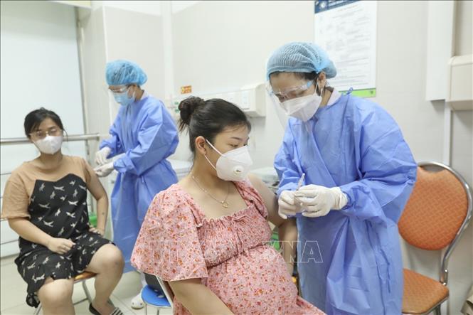Có nên tiêm mũi 2 vaccine ngừa COVID-19 nếu phát hiện có thai?