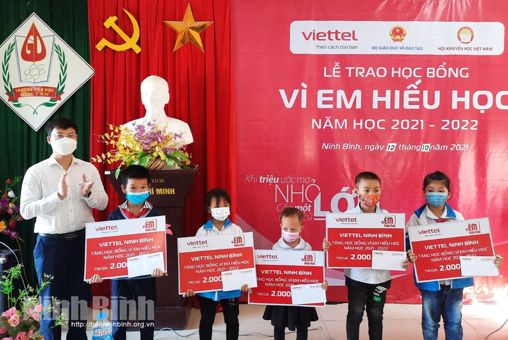Viettel Ninh Bình trao tặng học bổng "Vì em hiếu học"