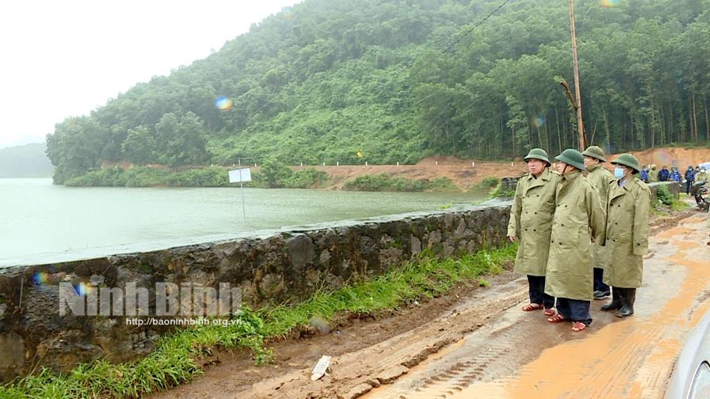 Đồng chí Chủ tịch UBND tỉnh kiểm tra công tác phòng chống bão tại Gia Viễn, Nho Quan