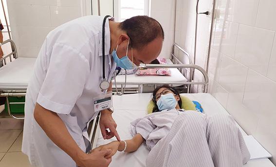 Làm thế nào phân biệt sốt do COVID-19 và sốt xuất huyết?