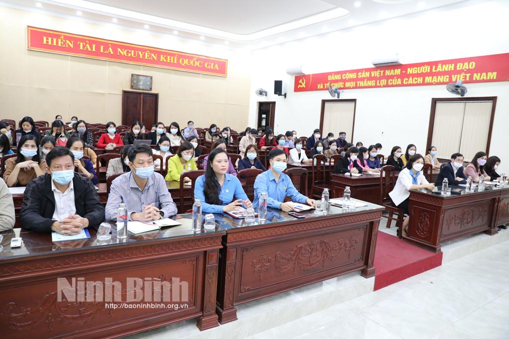 Bồi dưỡng chuyên đề "Văn hóa ứng xử trong gia đình và nơi công sở"