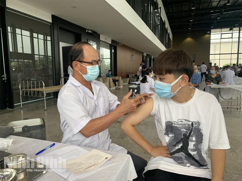 Ninh Bình đã tiêm trên 587 nghìn liều vắc xin phòng COVID-19