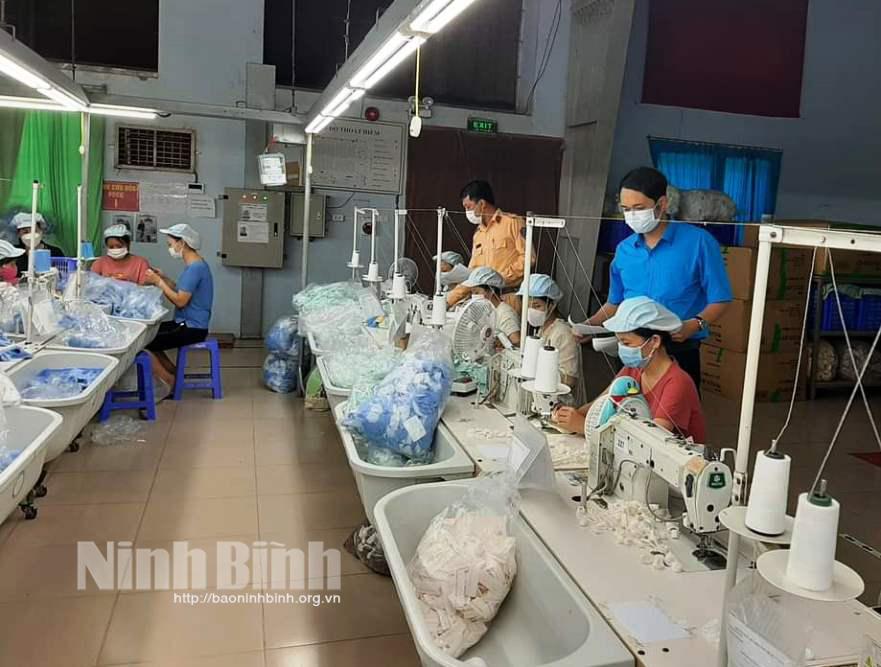Công an huyện Kim Sơn tuyên truyền pháp luật về giao thông cho công nhân