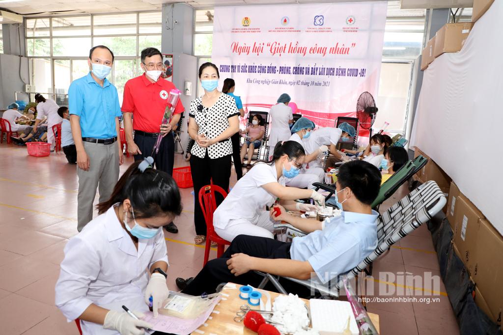 Hơn 200 người lao động tham dự chương trình "Giọt hồng công nhân" năm 2021