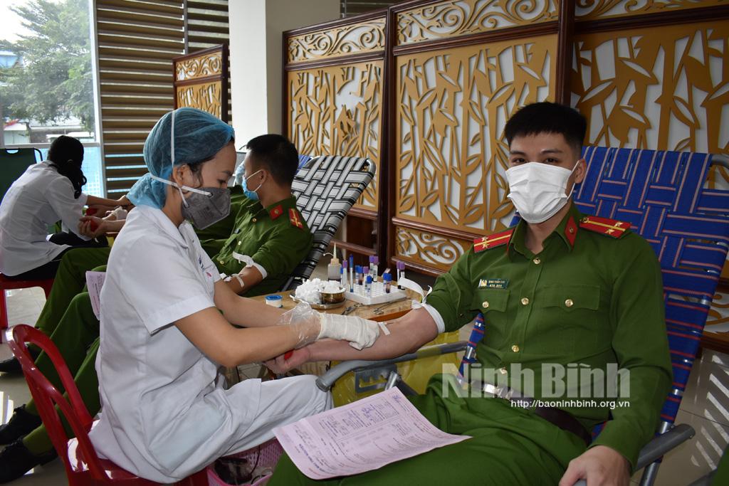 Gần 600 cán bộ, chiến sỹ Công an Ninh Bình tham gia hiến máu tình nguyện