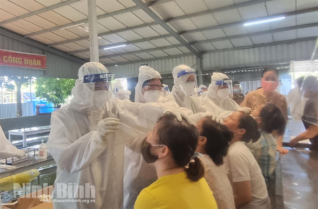 Lấy mẫu xét nghiệm sàng lọc SARS-CoV-2 cho nhóm đối tượng nguy cơ tại Công ty TNHH giầy ADORA