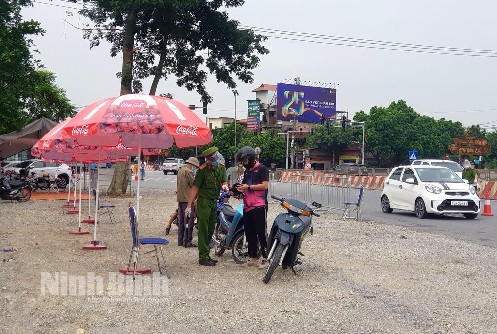 Người về Ninh Bình từ vùng cấp độ 1 chỉ thực hiện khai báo y tế, tự theo dõi sức khỏe