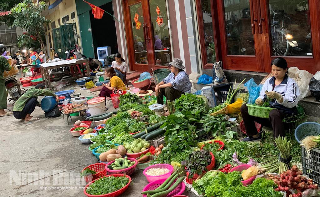 Giá rau xanh tại các chợ truyền thống tăng mạnh