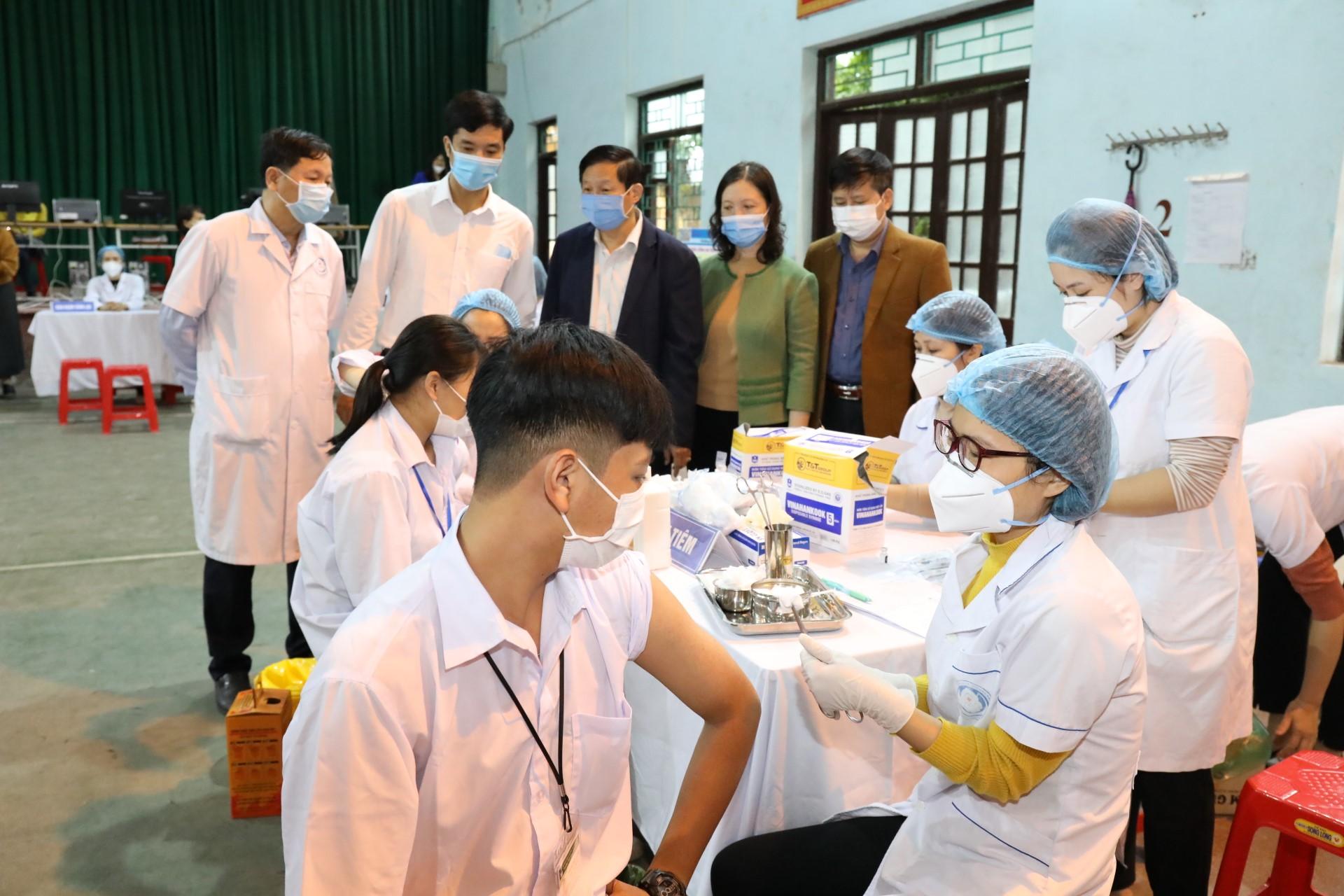 Kiểm tra công tác tiêm phòng vắc xin COVID-19 trong trường học