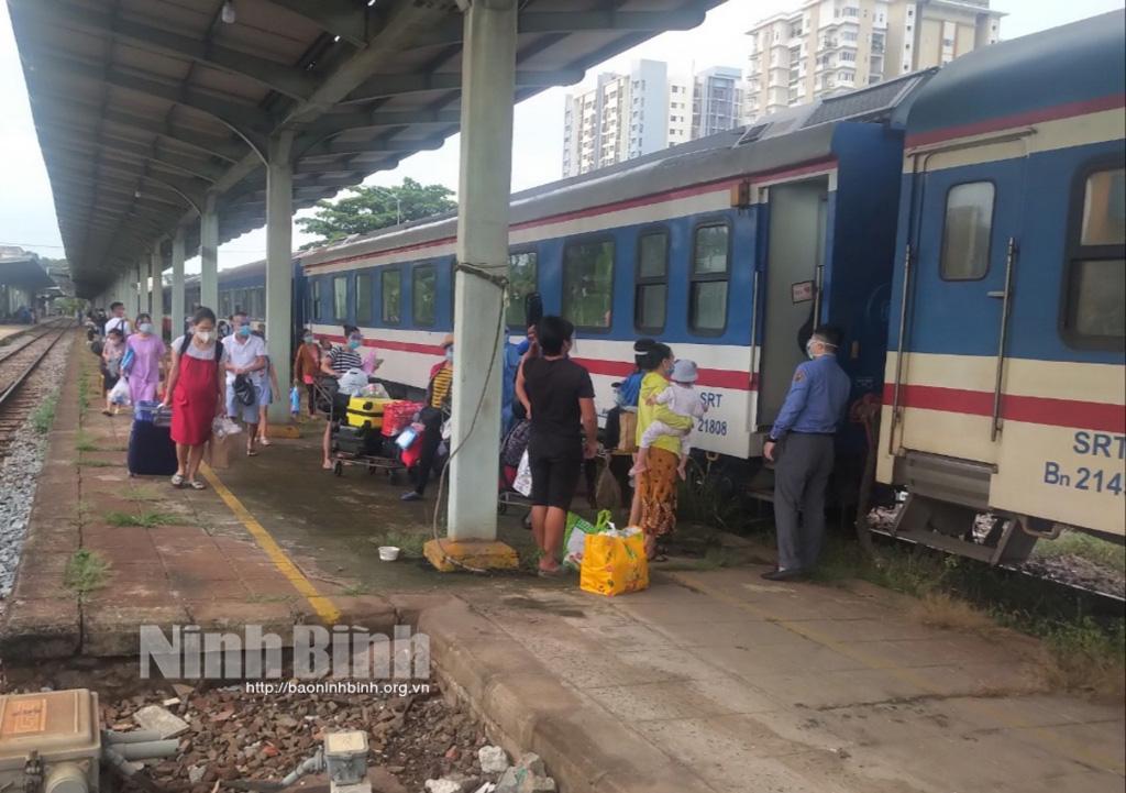 Hơn 600 công dân Ninh Bình ở một số tỉnh phía Nam đã lên tàu trở về quê