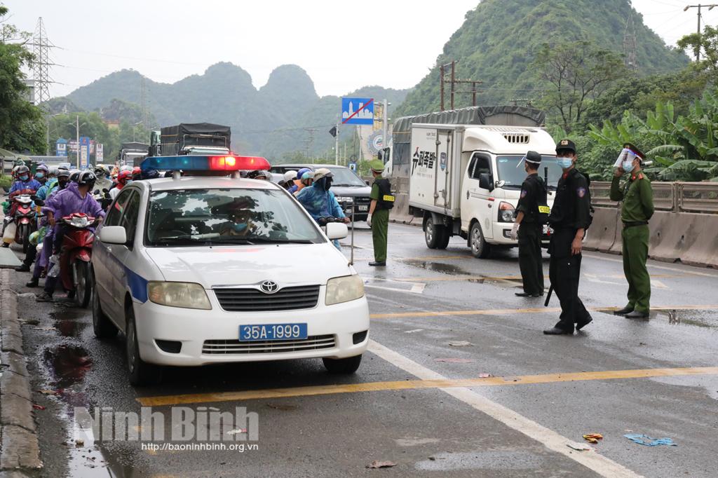 Hàng nghìn người dân từ các tỉnh phía Nam trở về quê qua địa bàn Ninh Bình được bảo đảm an toàn