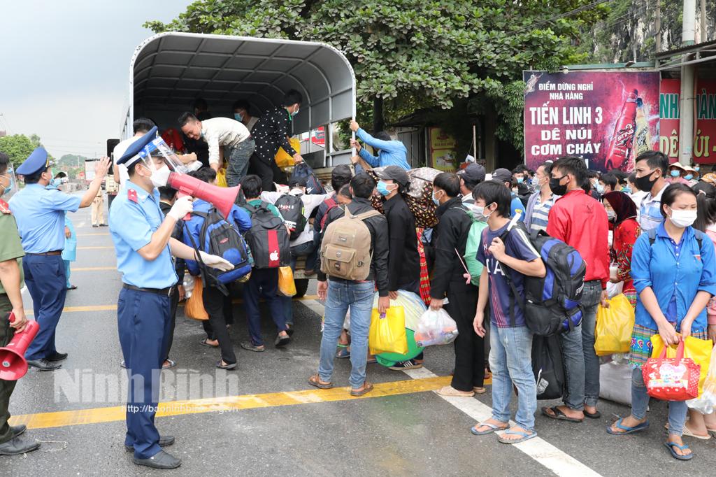 Huy động 20 xe ô tô hỗ trợ vận chuyển hơn 500 công dân đi bộ từ phía Nam về qua địa phận Ninh Bình