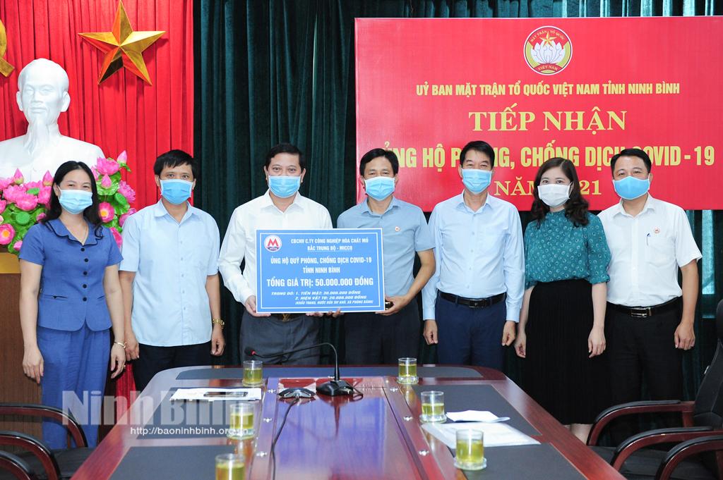 Ủy ban MTTQ tỉnh tiếp nhận ủng hộ phòng, chống dịch COVID-19