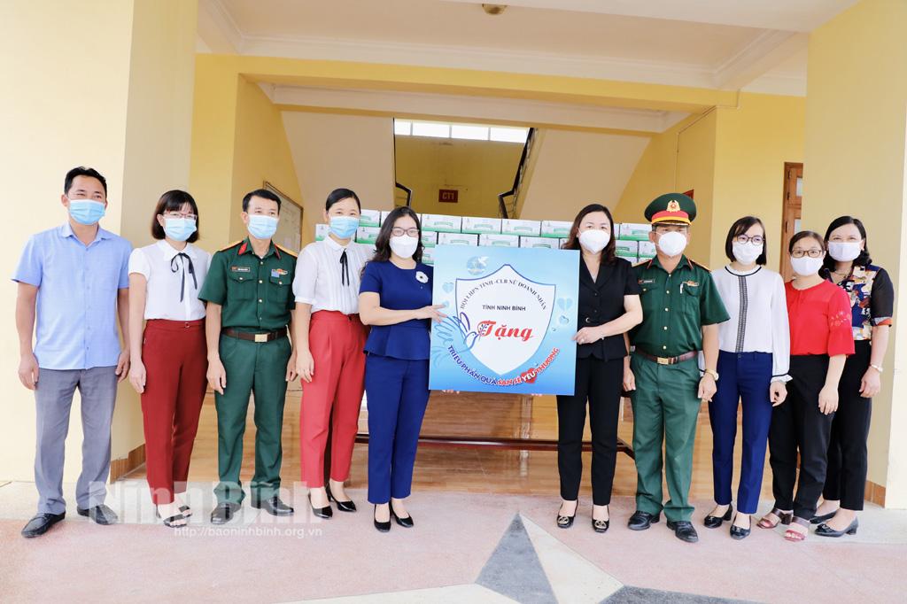 Hội LHPN tỉnh trao quà ủng hộ phòng, chống dịch COVID-19