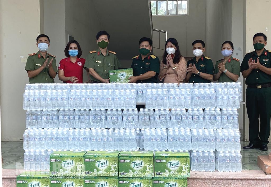 Tặng quà cho 4 khu cách ly tập trung công dân từ miền Nam về